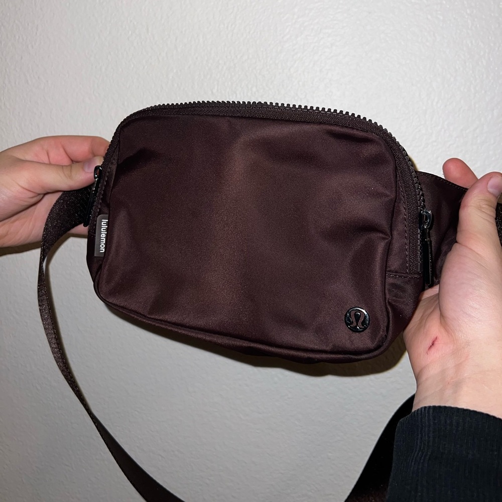 Lululemon Large 2L belt bag in “Espresso”